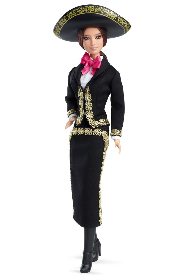 La muñeca usa chaqueta bolero y falda color negro con brocados dorados que reflejan la luz. (Foto: Barbie Collector).