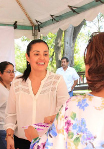 La presidenta del DIF municipal, la señora Monserratt Peña de Gómez, estuvo recorriendo personalmente las oficinas de la presidencia municipal para hacer llegar a todas las personas la invitación.