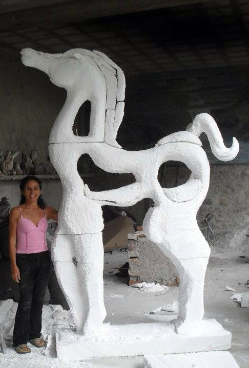 La escultora Alicia Bueno presenta “Viaje de amor al paraíso” en la Presidencia Municipal. 
