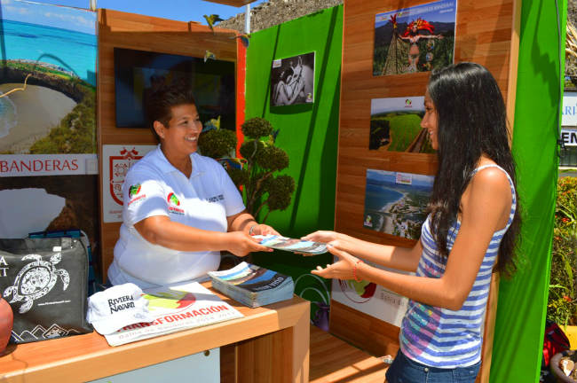 La dirección de Turismo, al mando de su titular, Josef Amín Flores Verduzco, se encargó  de atender a los visitantes sobre el bulevar Riviera Nayarit, en los diversos centros de atención.