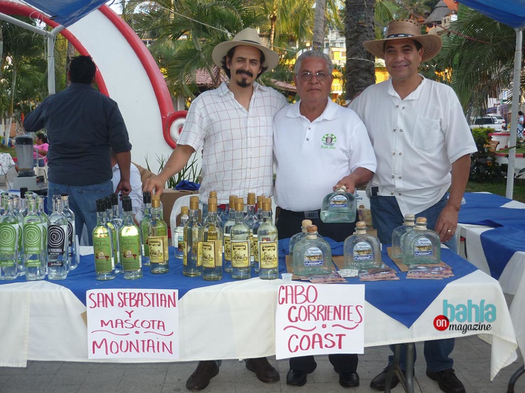 Esteban Morales y Antonio Mora, promotores de la raicilla, con don Tino Carvajal. Foto: Rodolfo Preciado.