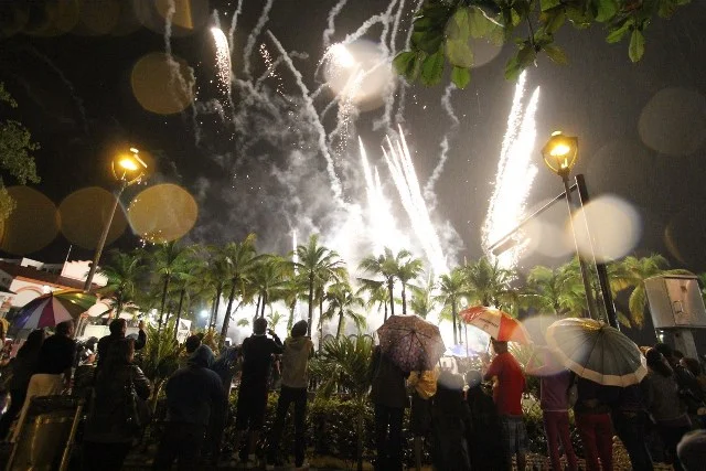 Por más de 20 minutos locales y visitantes disfrutaron de las luces multicolores que iluminaron el cielo para despedir el año 2013. (Foto: Cortesía Ayto. de Puerto Vallarta).