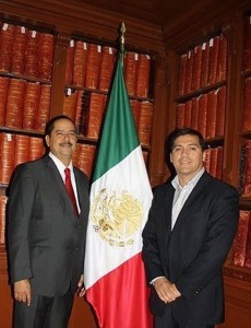 El Presidente Municipal de Bahía de Banderas, Rafael Cervantes Padilla, y David Palomera Jiménez, en la entrega de estafeta de la sede del Tianguis Turístico de México.