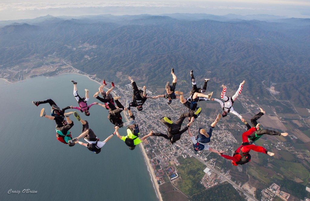 Dieciséis personas se lanzaron desde una altura de más de 13 mil pies, en caída libre. Foto: Craig Obrie'n.
