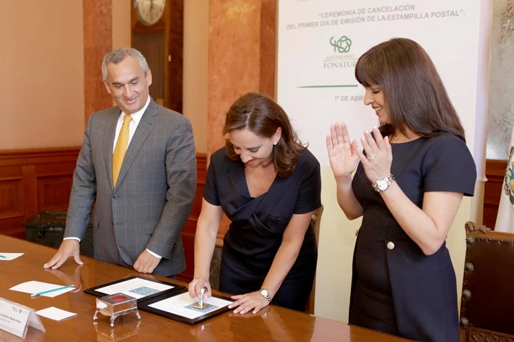 La Secretaria de Turismo, Claudia Ruiz Massieu, y el director general del Fondo Nacional de Fomento al Turismo (Fonatur), Héctor Gómez Barraza, acompañados por la directora general del Servicio Postal Mexicano, Yuriria Mascott Pérez, cancelaron la estampilla postal conmemorativa del 40 aniversario del Fonatur.