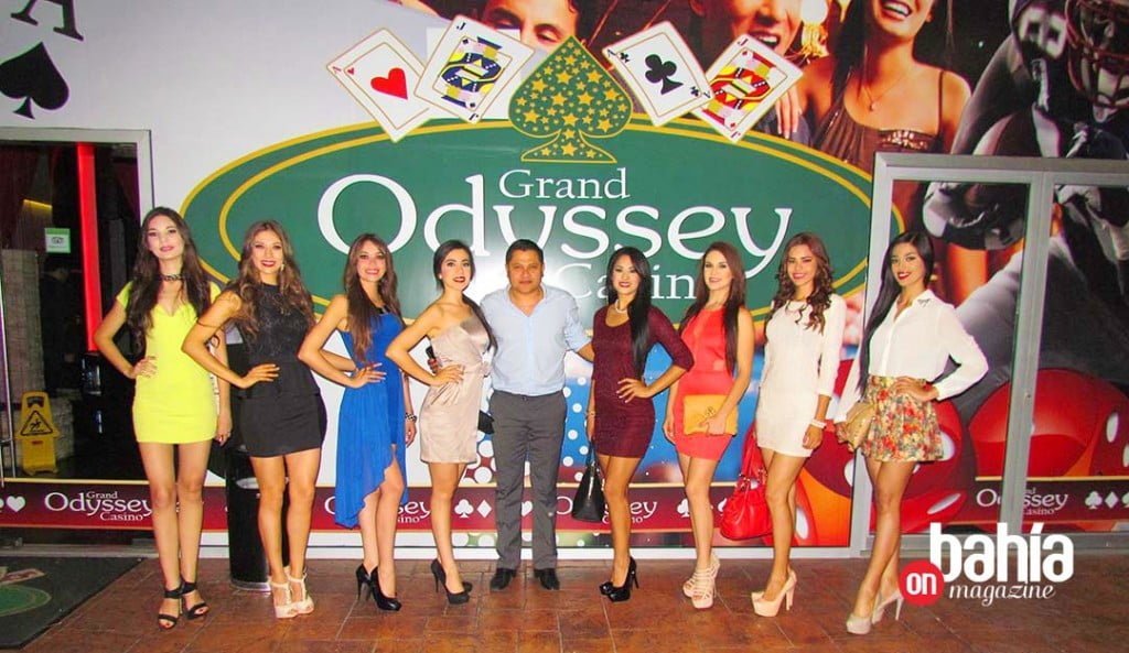 Participantes en Nuestra Belleza Nayarit 2014 y Diego Gómez, RP de Grand Odissey Casino. (Foto: Rodolfo Preciado).