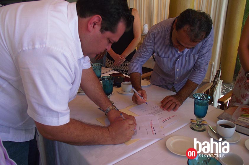 Mario Nasser, presidente de la Asociación de Restauranteros Riviera Nayarit, y Juan Pablo Soria, representante de ATM, firmaron el convenio. 