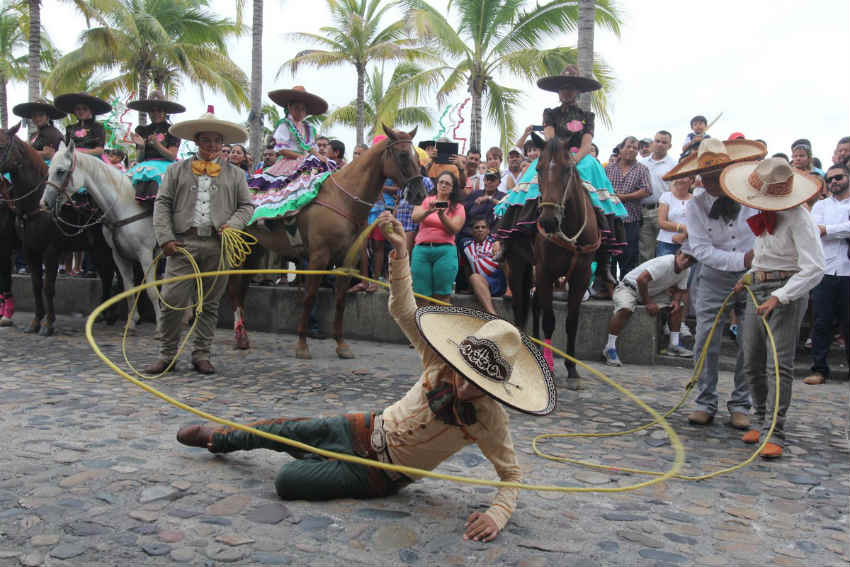 on Bahia Magazine Destinos – Tradicional desfile por el «Día del Charro» en  Puerto Vallarta