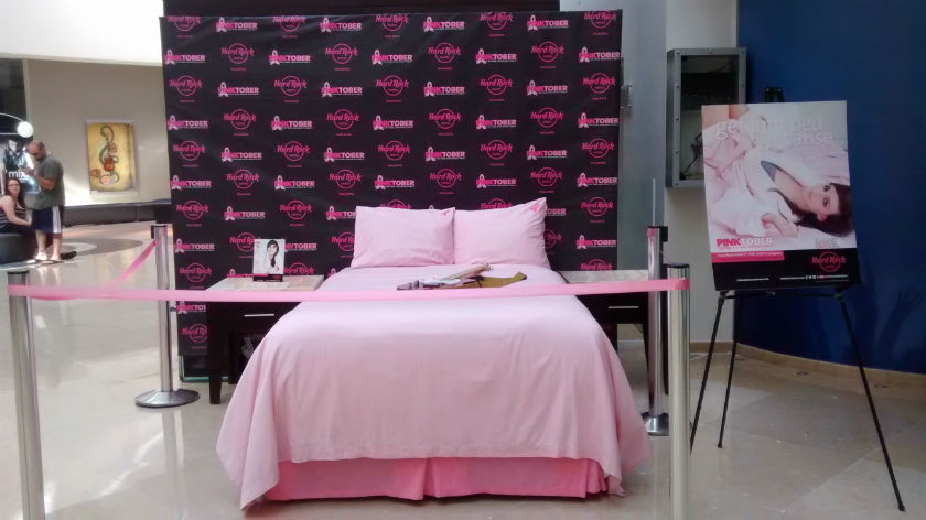 La tradicional "cama rosa" ha sido ubicada en el lobby del hotel. (Foto: Norma A. Hernández). 