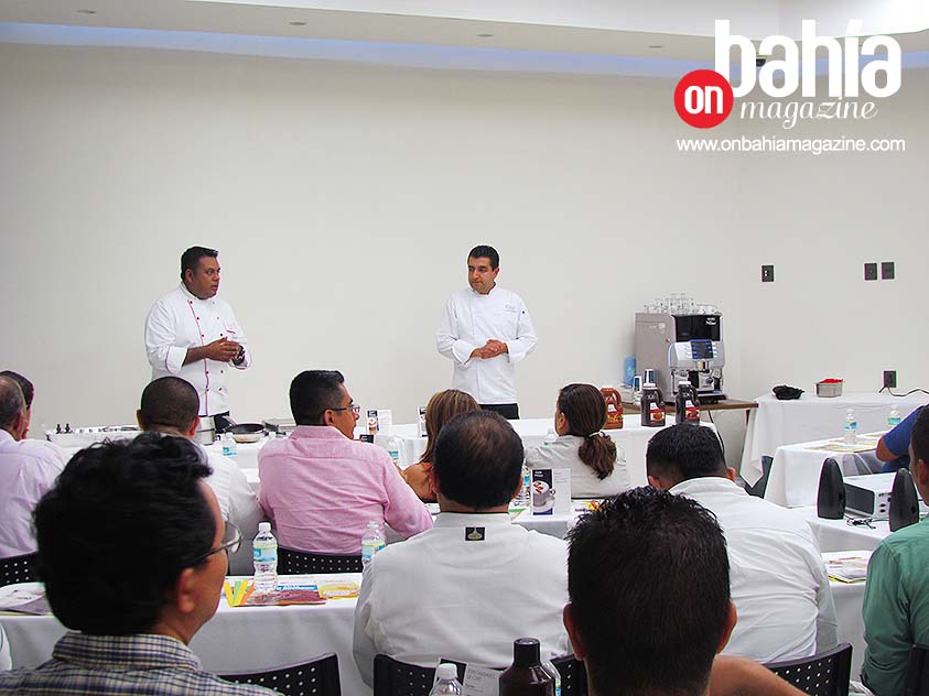 Como invitado especial estuvo Pablo Caballero, chef ejecutivo de Chef to Chef de Nestlé, procedente de la Ciudad de México, acompañado del chef vallartense Tlaltetiki Rivera. (Foto: Rodolfo Preciado). 