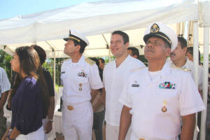 El secretario general del ayuntamiento junto al comandante de la Octava Zona Naval, dio la bienvenida oficial a la embarcación.