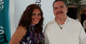 Maestra Laura Aguilar, coordinadora de la carrera de Turismo del CUCosta, y el director general de la inmobiliaria de la UdeG,  Héctor García Curiel.