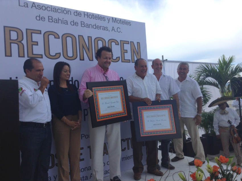 Fernando González Ortega, presidente de la Asociación de Hoteles y Moteles de Bahía de Banderas, y Heriberto Pineda Bautista, tesorero, recibieron un reconocimiento por sus 10 años de trayectoria. (Foto: Rodolfo Preciado). 