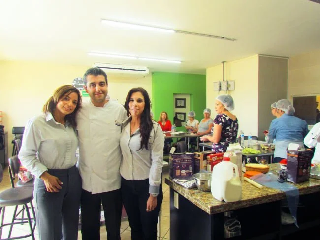 Imparte Nestlé Professional taller de repostería en El Nivel Materias Primas 6 Esther Villanueva, asesora comercial de NestléPuerto Vallarta y Bahía de Banderas; chef Pablo Caballero y Noema Legaspi, asesora de Ventas de Nestlé para Tepic y Colima.