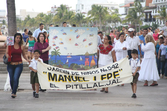 Autoridades municipales, estudiantes, familiares y amigos de Manuel Lepe Macedo, conmemoraron el día oficial del pintor vallartense.