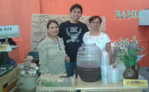 Daniel Reza Barrientos, organizador del evento en compañía de su mamá y su tía.