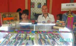 Daniel Reza Barrientos, organizador del evento en compañía de su mamá y su tía.