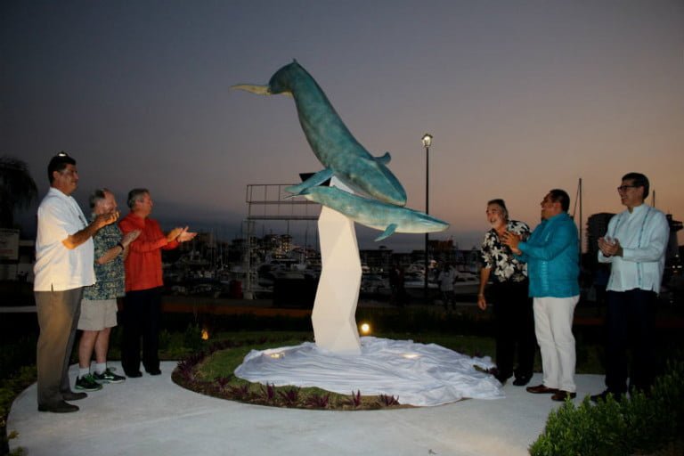 Develan una nueva escultura en Marina Vallarta