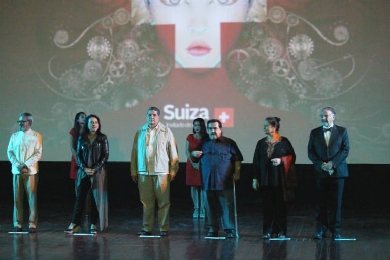 Estrellas de cine «iluminan» gala inaugural del FICPV16