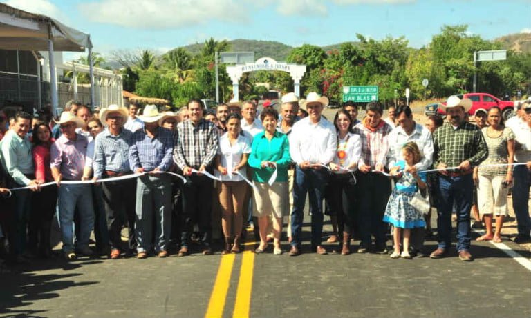 Inaugura Gobernador carretera en Compostela