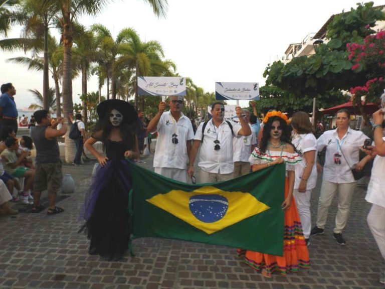 Disfrutan turistas y vallartenses espectacular fiesta de Día de Muertos