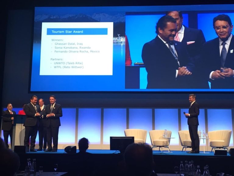 Fernando Olivera Rocha recibe premio de la OMT