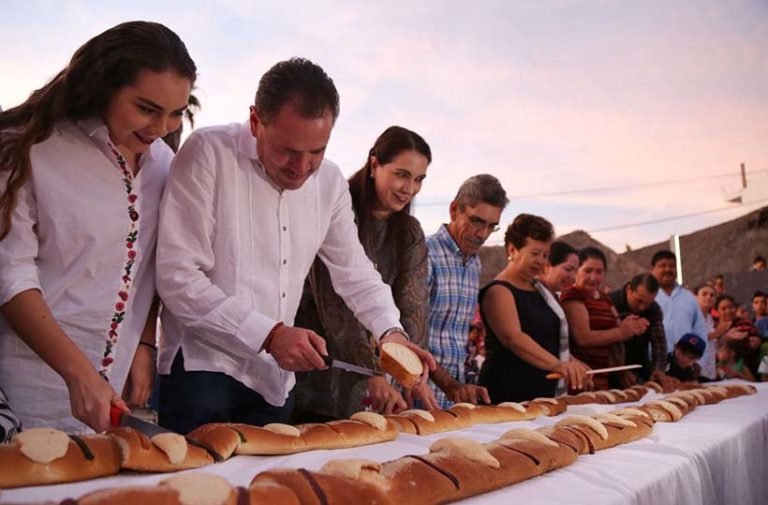 Partieron Tradicional Rosca de Reyes Jaime Cuevas y Ana Berumen