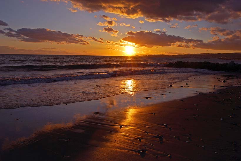 playa atardecer mediterraneo sol foto 1 On Bahia Magazine Destinos playas Evento