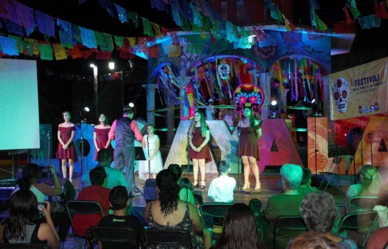 Los Ayala festeja el Día de Muertos con altar comunitario