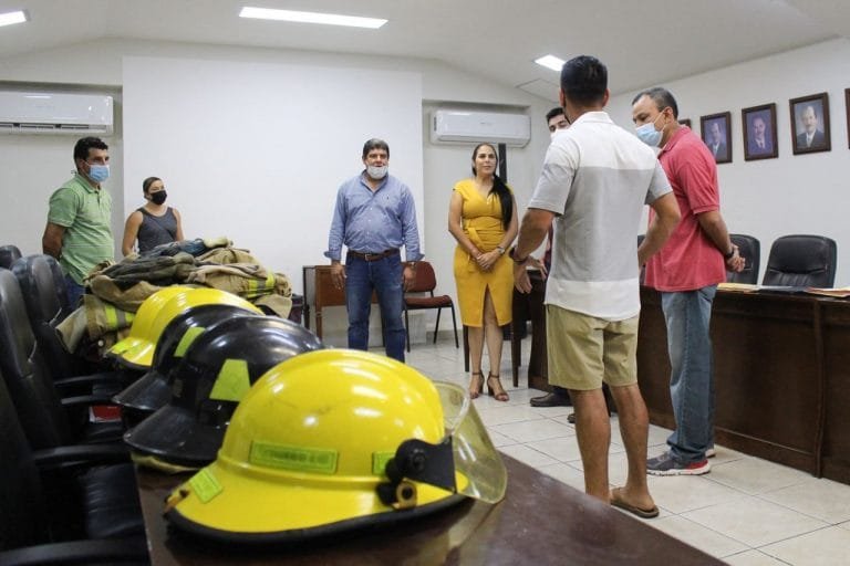 Donan equipo para Bomberos de Bahía de Banderas