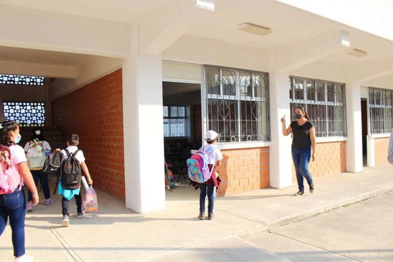 Entrega ayuntamiento de Bahía de Banderas escuela primaria en fraccionamiento La Misión