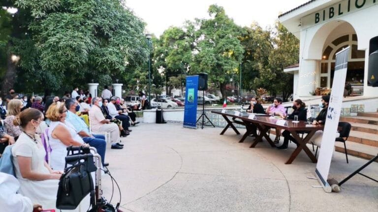 CUCosta presenta el libro “Puerto Vallarta de película”, escrito por exrector