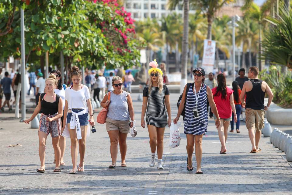 turistas en puerto vallarta On Bahia Magazine Destinos Todo Turismo Entrada