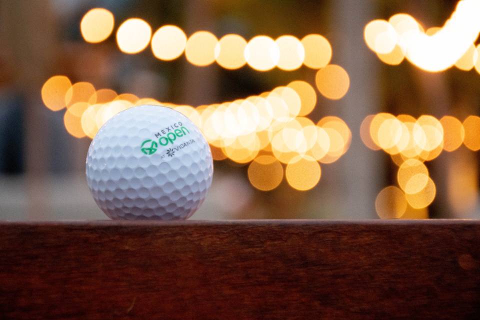 pelota de golf, luces, pelota de golf con logo, mexico open, pelota, pelota color blanco, pelota sobre una mesa, pelota de golf sobre una mesa de madera