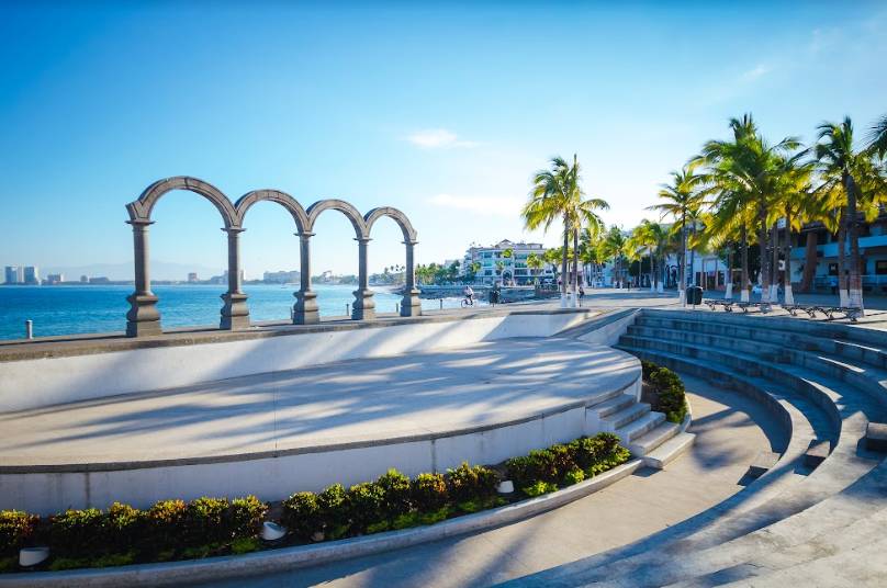 los arcos del malecon puerto vallarta on Bahia Magazine Destinos Turismo Deportivo Entrada