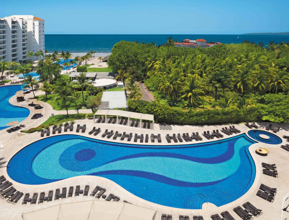 Wyndham Alltra Riviera Nayarit 02 On Bahia Magazine Destinos Hoteles Entrada
