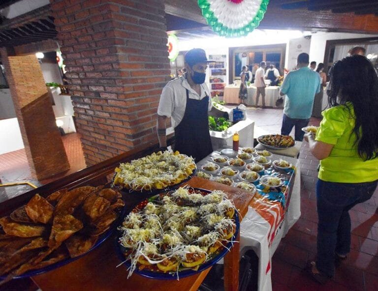 Restaurantes de Canirac Puerto Vallarta sirven cena del Grito de Independencia