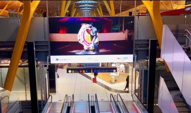 Vuelo GDL-Madrid es promocionado en pantallas del aeropuerto internacional de Barajas