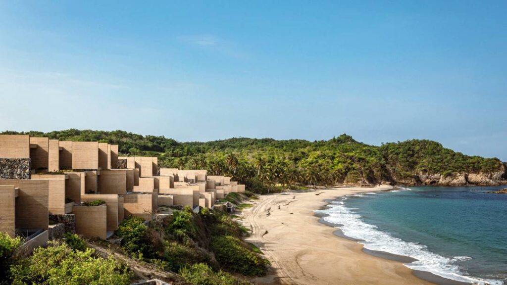 Four Seasons Resort Tamarindo Mexico on Bahia Magazine Destinos Hoteles Entrada