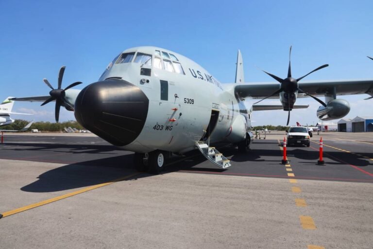 Arriba a México avión “Cazahuracanes” de EU