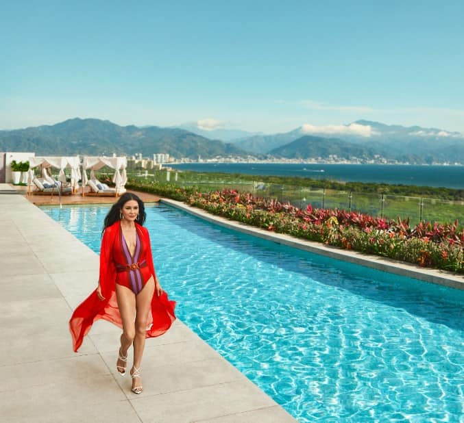 Catherine Zeta Jones en Vidanta Resorts on Bahia Magazine Destinos Hoteles Entrada