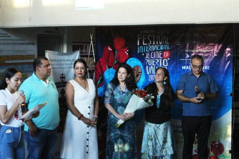 Recibe Arcelia Ramírez la “Iguana de Oro” y se lo dedica a los creadores en su trayectoria
