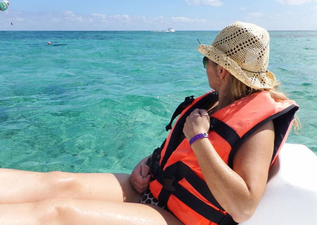 turista en el mar mexico On Bahia Magazine Destinos verano Evento