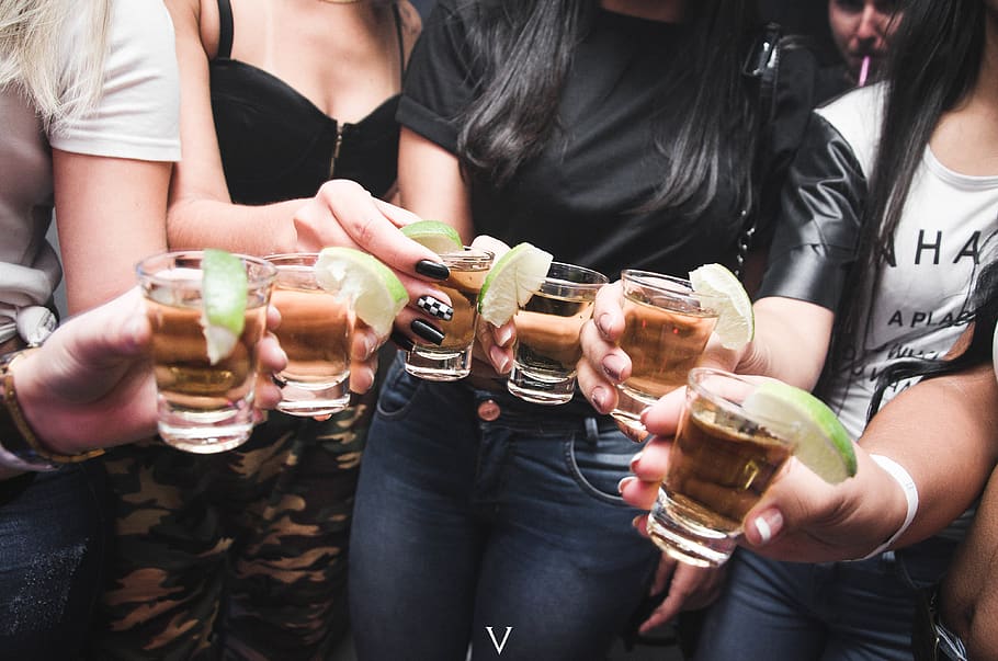 mujeres brindar tequila bebida On Bahia Magazine Destinos Gastronomía Entrada