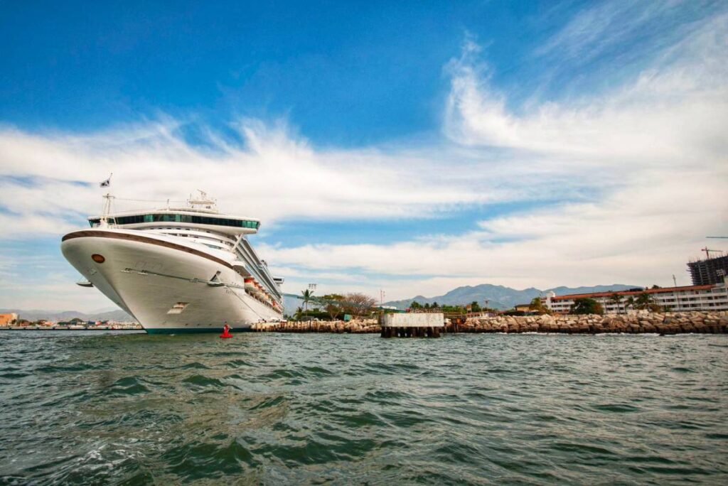 Vallarta recibirá 23 cruceros en abril, con embarques dobles y triples 2 Cruceros atracan en el puerto de Puerto Vallarta.