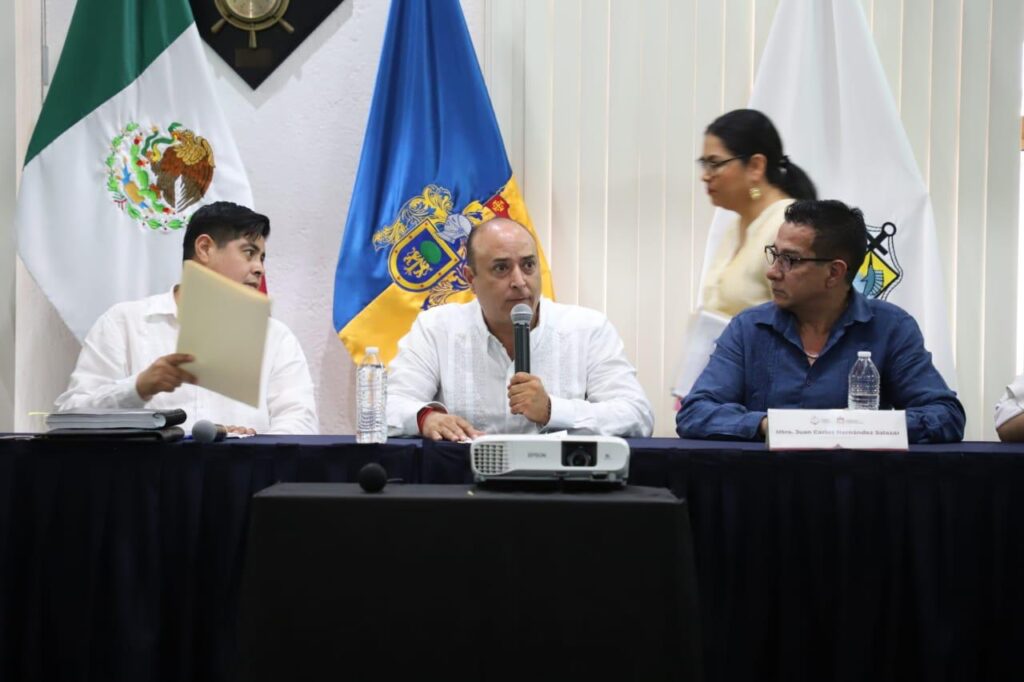Francisco Martínez Gil, alcalde interino de Puerto Vallarta habla por micrófono.