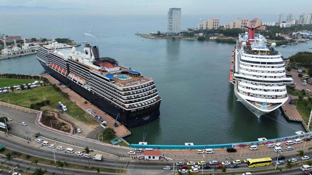 Cruceros en la terminal marítima administrada por la ASIPONA Vallarta