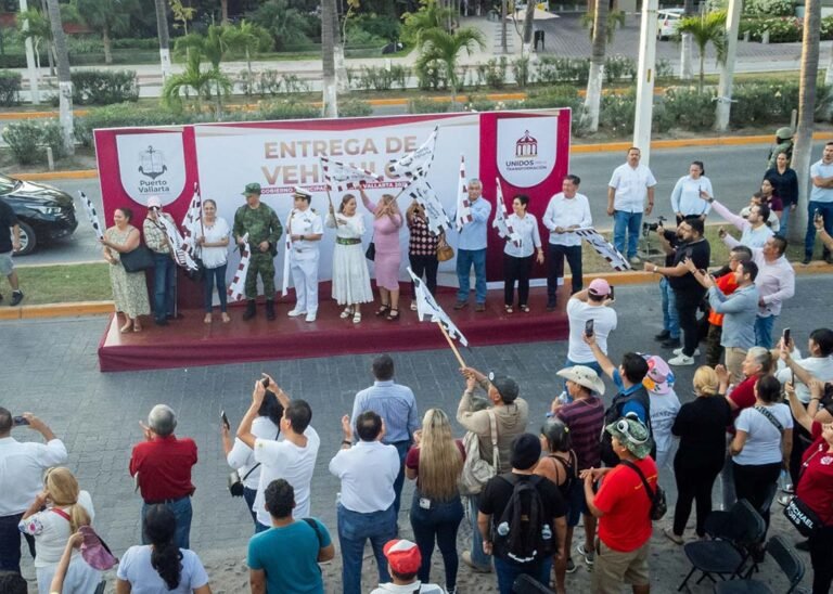 Entregan camión equipado para el desazolve de redes sanitarias