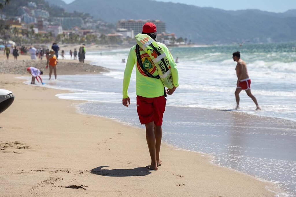 Autoridades mantienen presencia en playas y puntos de afluencia turistica del municipio 01 On Bahia Magazine Destinos Turismo Medico Entrada