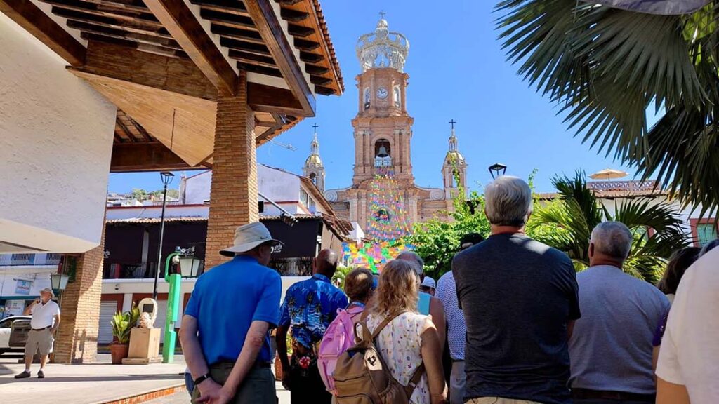 Miles de cruceristas se suman a los turistas de Semana Santa 0 On Bahia Magazine Destinos Turismo Medico Entrada
